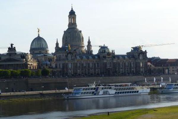 Blick auf das Elbufer mit Brühlscher Terrasse sowie der Frauenkirche im Hintergrund