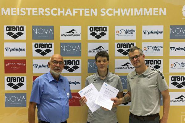 Bei der Vertragsunterzeichnung  mit dem Abteilungsleiter Wettkampfsport Schwimmen im DSV und Vertretern des SOD