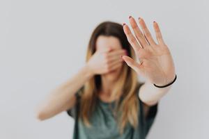 Frau signalisiert Stop Gewalt