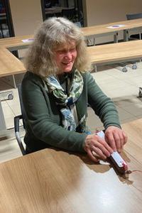 Petra Willich ertastet die Salami mit Braillebeschriftung