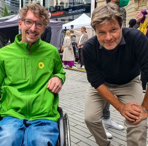 Dennis Sonne mit Grünem-T-Shirt mit Robert Habeck