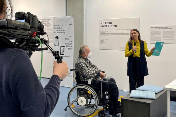 Dr. Ilja Seifert und Projektkoordinatorin Nataliia Zviagintseva in der Ausstellung im Gespräch
