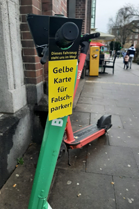Gelbe Karte für nicht verkehrssicher abgestellt E-Roller - Gelbe Karte für Falschparker