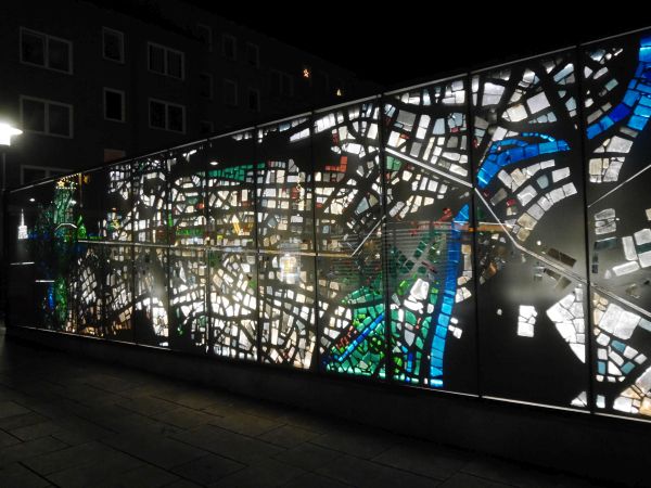 Beleuchtete Sozialraum-Wand Kassel