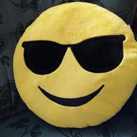 kleines gelbes rundes Stoffkissen mit lächelnden Smily mit Sonnenbrille