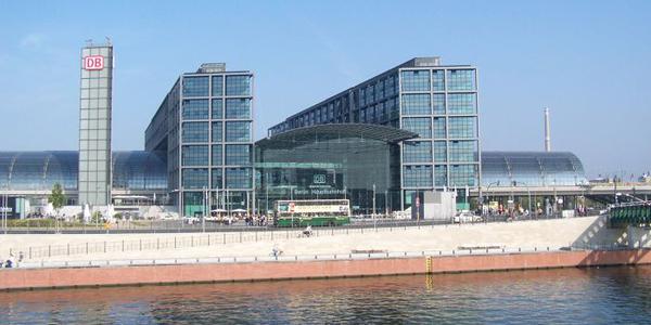 Blick über die Spree auf dern Berliner Hauptbahnhof