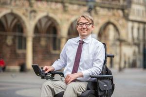 Arne Frankenstein mit E-Rolli unterwegs