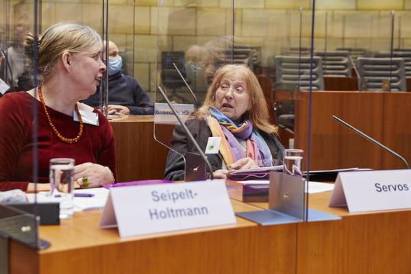Netzwerksprecherinnen Claudia Seipelt-Holtmann und Gertrud Servos bei der Anhörung im Landtag