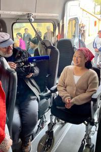 Aisima, eine junge behinderte Frau, war erste Fahrgästin des Rollibusses