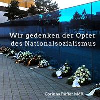 Bild zum Gedenken mit Kränzen von Corinna Rüffer