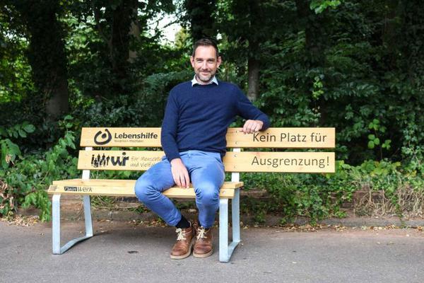 Falk Terlinden, Bereichsleiter der Lebenshilfe Bildung NRW auf einer Bank sitzenden