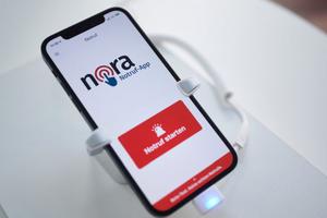 Bild zeigt die nora Notruf App auf einem Smartphone