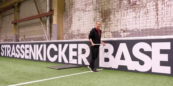 Micheal Spengler beim Pflegen der Sportfläche