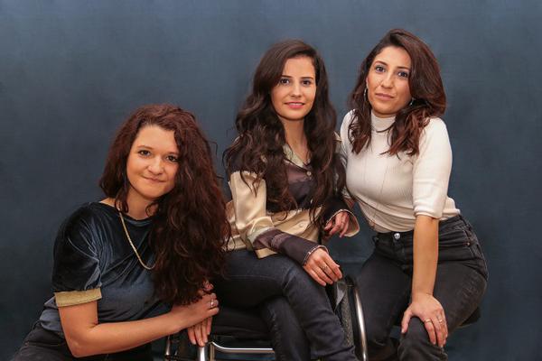 Gruppenfoto der WIR KÜMMERN UNS Gründerinnen Lena Dietzen, Kim Moquenco und Elnaz Amiraslani