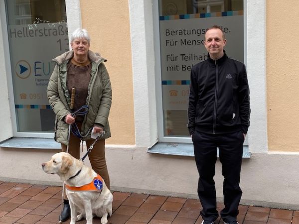 Elisabeth Seemüller mit Führhund Ofca und Roman Kollar vor der EUTB Bamberg