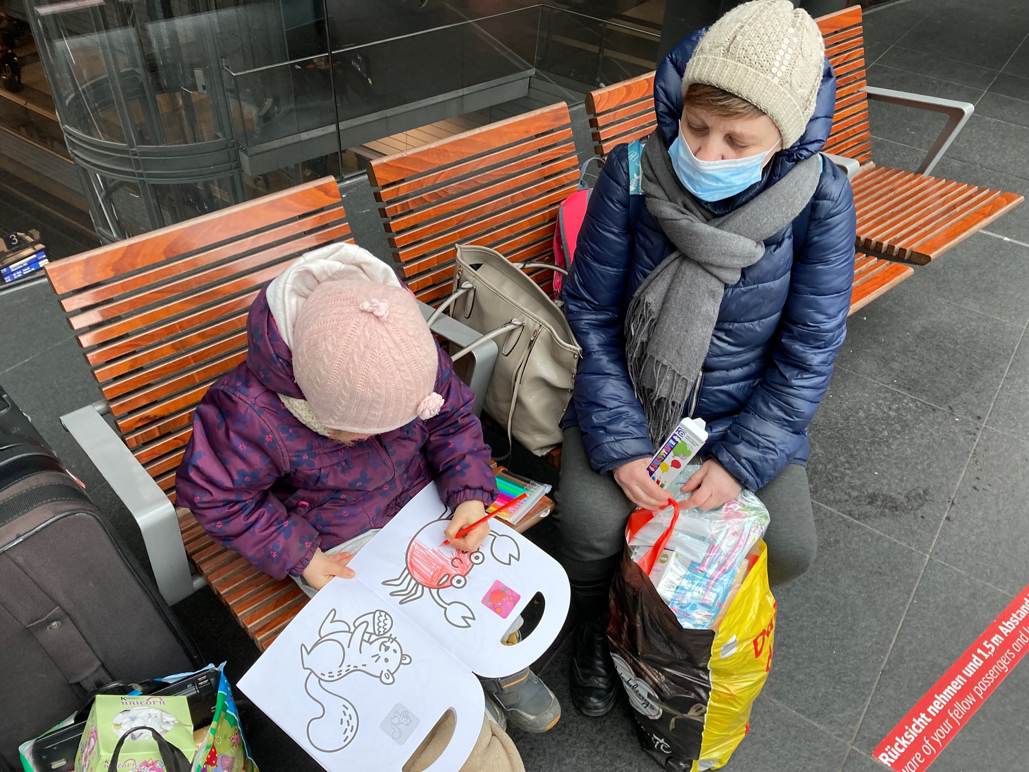 Foto zeigt Ukrainerin mit Kind auf Berliner Hauptbahnhof