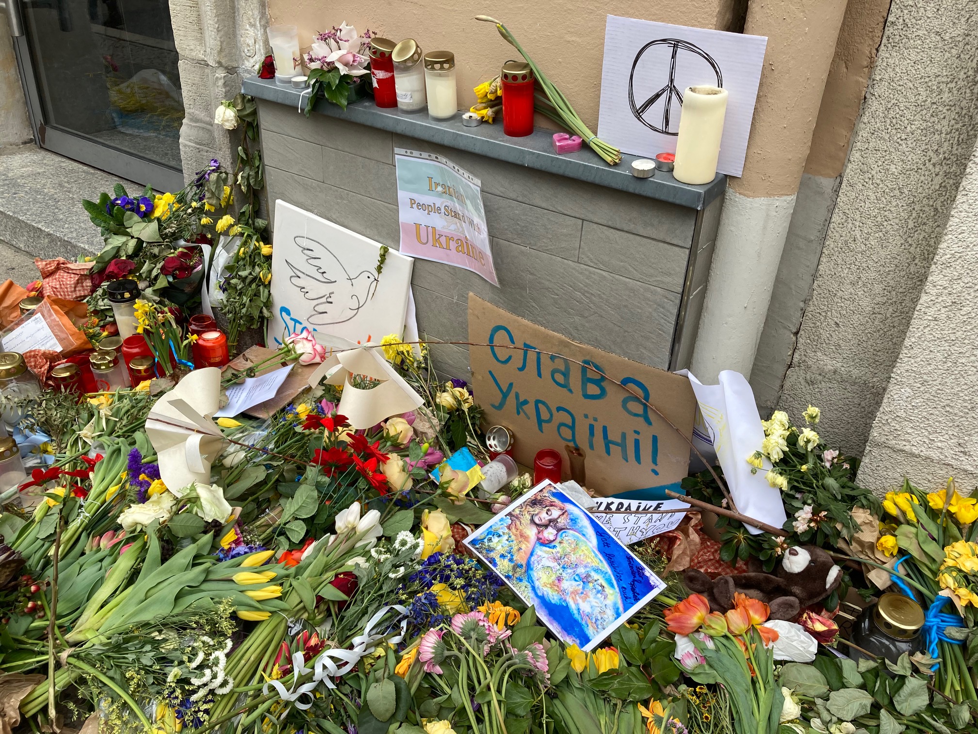 Blumen und Kerzen vor der Ukrainischen Botschaft in Berlin