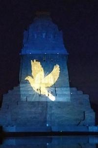 Foto zeigt Feriedenstaube am Völkerschlachtdenkmal
