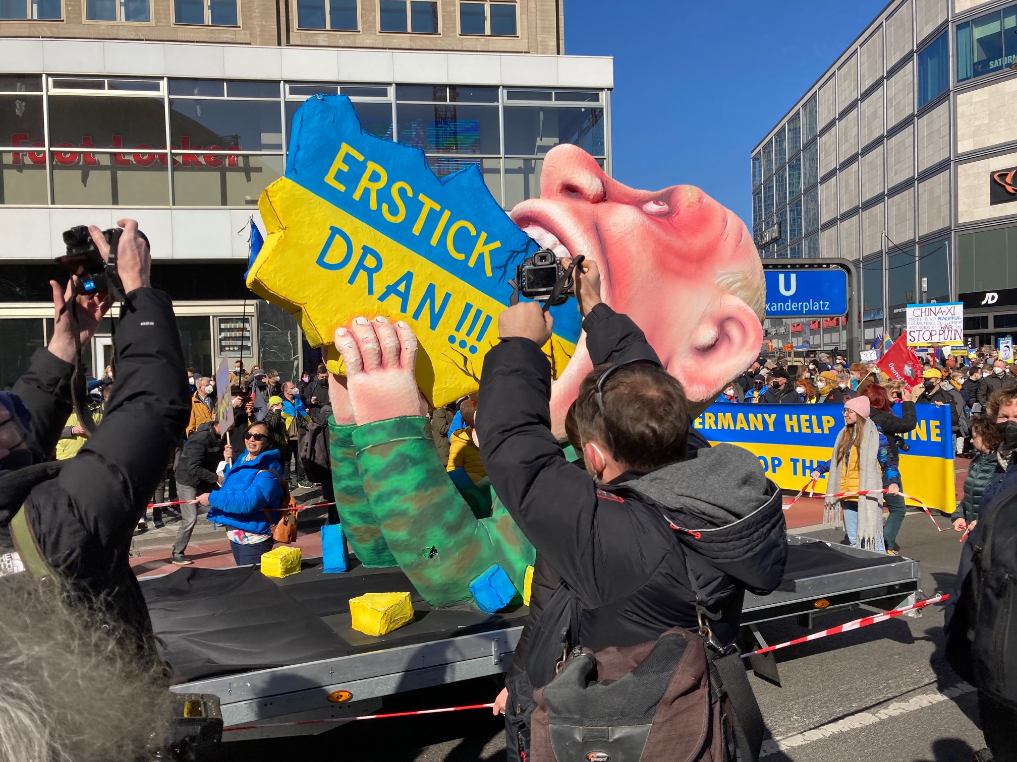 Düsseldorfer Karnevalsfigur Putin: Erstick dran!!!