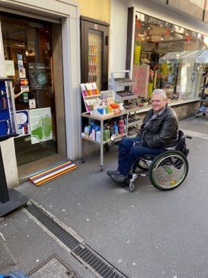 Michael Gerr vor Geschäft mit LEGO-Rampe