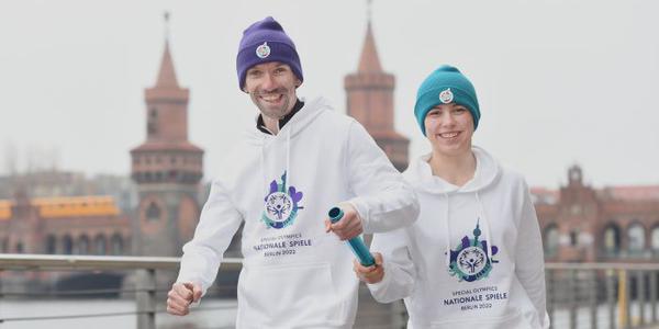 Fotos von Robert Herberg und Lilly Binder in Sportdess an der Oberbaumbrücke in Berlin
