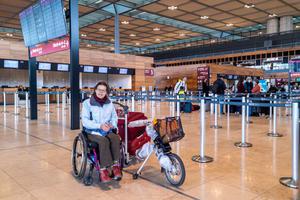 Andrea Schatz mit Rollstuhl am Flughafen