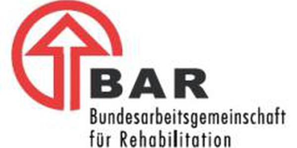 Roter Dreiveirtelkreis mit nach oben zeigendem rotem Pfeil und in schwarzer Schrift der Name