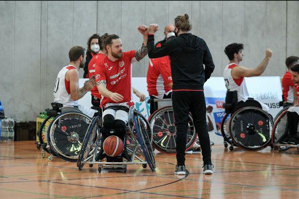 Rollstuhlbaskettballer Joe Bestwick verabschiedet sich im Kreis seiner Mannschaft