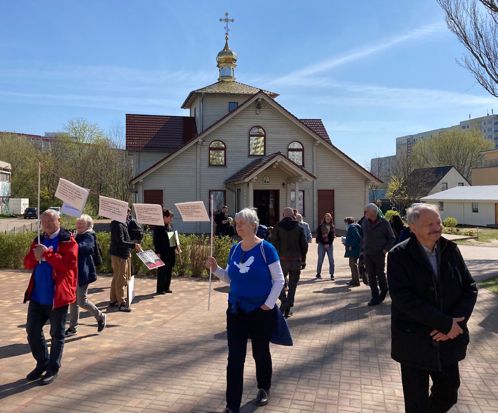 Foto zeigt Demonstranten vor der Kirche