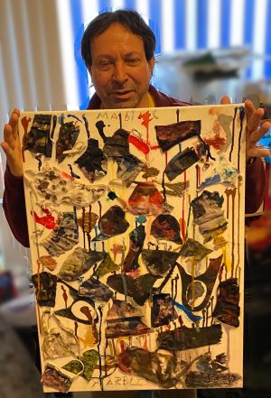 Arne Madsen mit seinem Kunstwerk Maskenmassaker