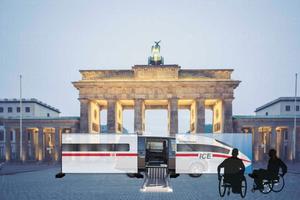 Foto-Montage: ICE vor Brandenburger Tor, Rollifahrer und Hublift