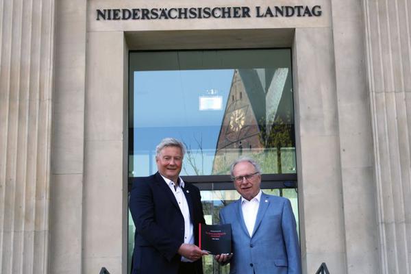 Bernhard Sackarendt und Dirk Swinke bei der Präsentation sozial“ ner Pressekonferenz im Niedersächsischen Landtag