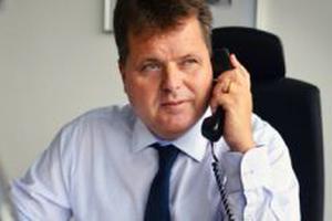Jürgen Dusel am Telefon