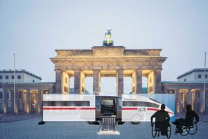 Foto-Montage: ICE vor Brandenburger Tor, Rollifahrer und Hublift
