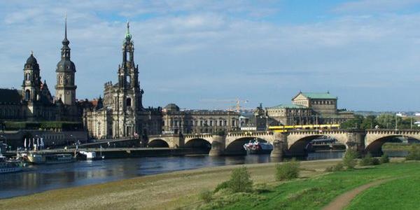 Blick auf die Augustusbrücke und die Altstadt von Dresden mit Schlosskirche und Semper-Oper