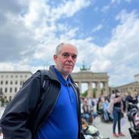 Ottmar Miles-Paul am Pariser Platz vor dem Brandenburger Tor in Berlin