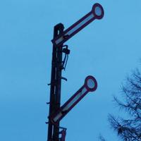 Signal der Bahn mit zwei Armen, die nach oben zeigen und somit auf freie Fahrt hinweisen