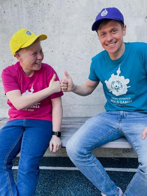 Frau mit pinkem T-Shirt und gelber Kappe, Mann mit blauem T-Shirt und blauer Kappe