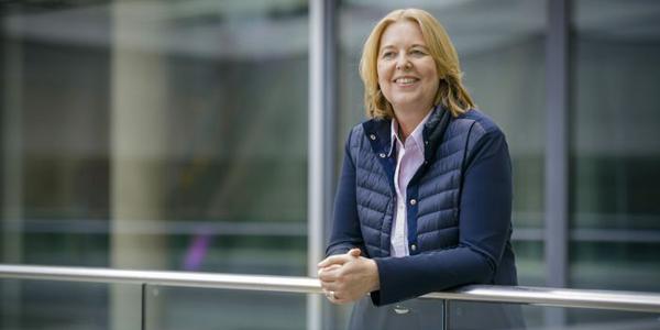 Portraitfoto der Bundestagspräsidentin im Foyer des Bundestages, junge Frau mit blonden Haaren in blauer Jacke