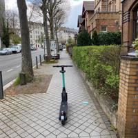 E-Roller, der mitten auf dem Gehweg steht