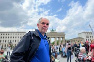 Ottmar Miles-Paul am Pariser Platz vor dem Brandenburger Tor in Berlin