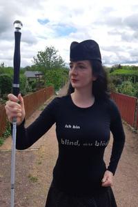 Jennifer Sonntag mit Stock, Hut und T-Shirt: "Ich bin blind, nicht blöd"
