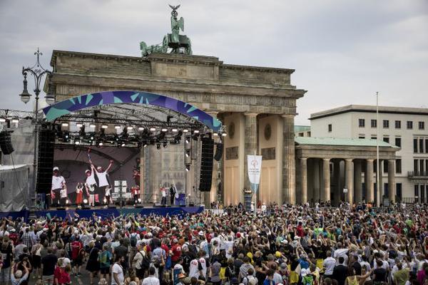Eine großen Menschenmasse vor der Bühne vor dem Brandenburger Tor in Berlin