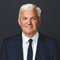 Portraitfoto des Bundestagsabgeordneten, Mann mit vollem weißem Haar, weißem Hemd mit Schlips und dunklem Anzug