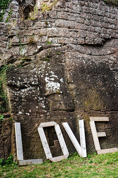 Das Wort Love - große Buschstaben aus Holz