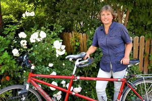 Irmgard Badura am Tandem stehend