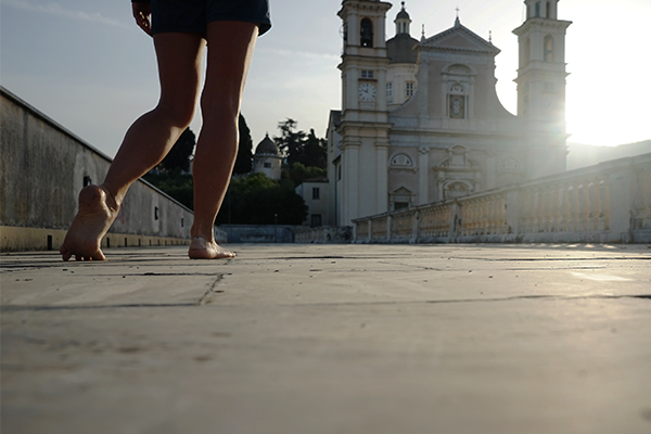 Basilica di Santo Stefano bei Sonnenaufgang in Lavagna, Italien