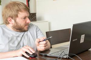 Alexander Ahrens am Laptop am Schreibtisch