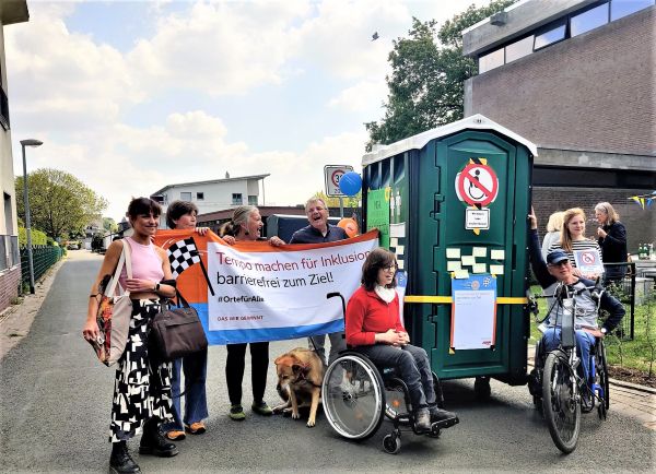 Bruno Janßen (mit Handbike rechts) bei Toilettenaktion am 5.5.22