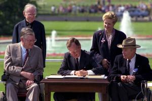 George H.W. Bush mit Justin Dart u.a. bei der Unterzeichnung des ADA